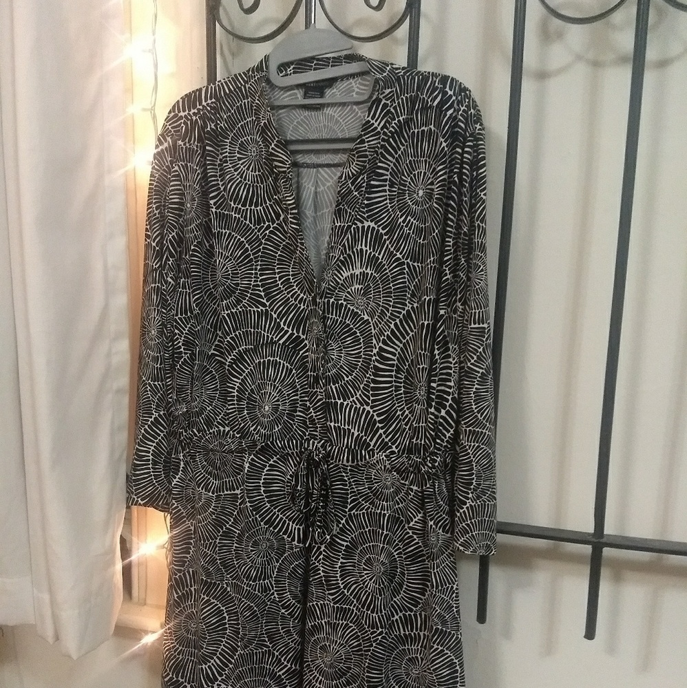 BLACK AND WHITE SHIRT DRESS